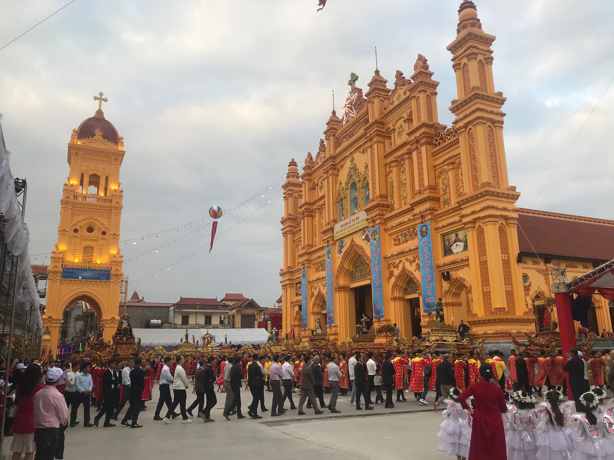 Cung hiến đền thánh Trung Lao